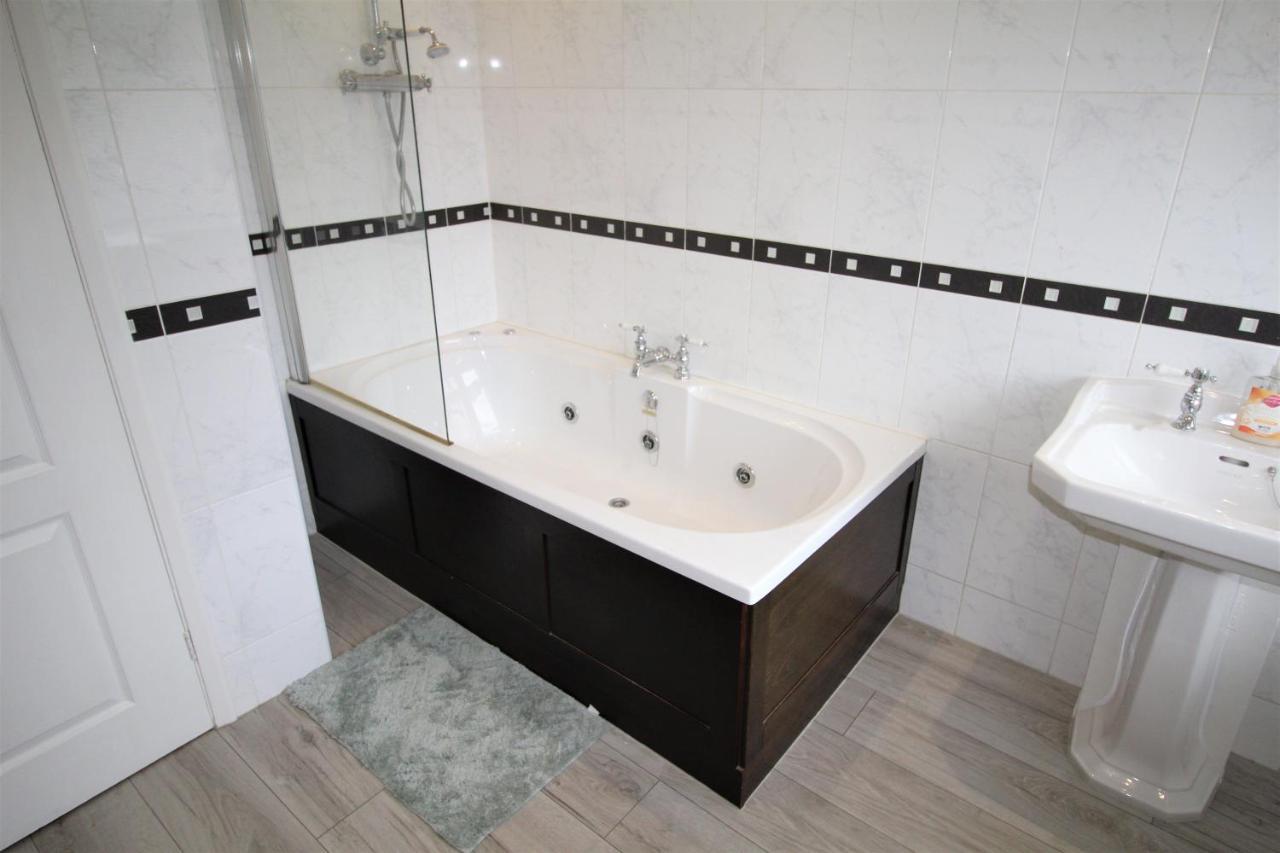 Whitley Bay - Sleeps 6 - Refurbished Throughout - Fast Wifi - Dogs Welcome Exterior photo